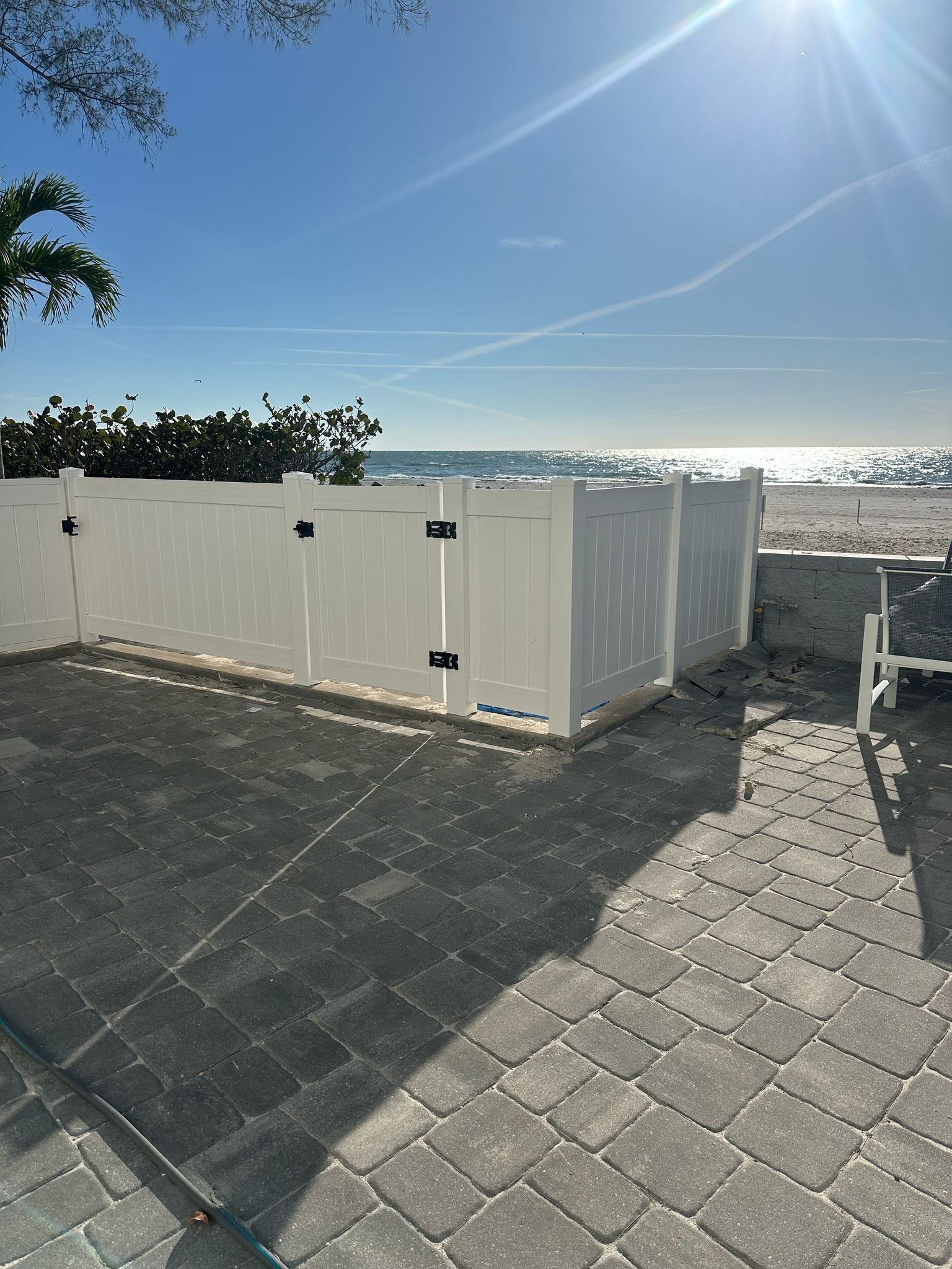 Coastal Privacy & Style: Vinyl Fence on a Seawall in Indian Shores, Bradenton