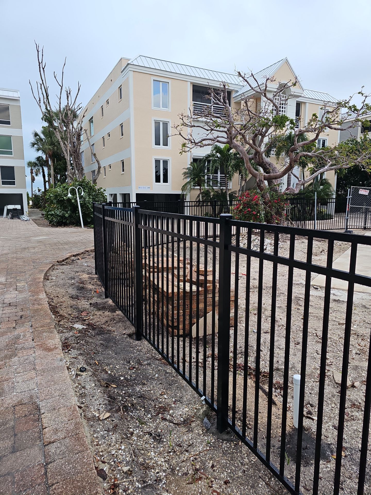 Commercial vs. Residential Aluminum Fences: What’s the Difference?